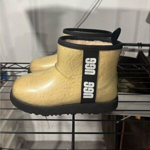 Ugg Classic Clear Mini II Boots Youth/Kids Size 1 / 1112386K